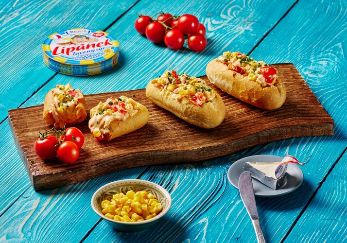 Bagetky plnené topeným syrom Lipánek, šunkou, kukuricou a cherry paradajkami