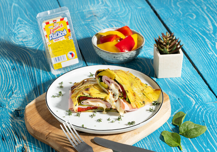 Zemiaková placka so syrom Lipánek Zlaťáček, šunkou a opečenou zeleninou