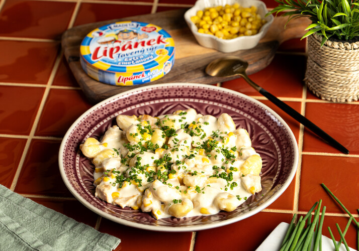 Zemiakové noky s kuracím mäsom, kukuricou a smotanovou omáčkou z topeného syra Lipánek