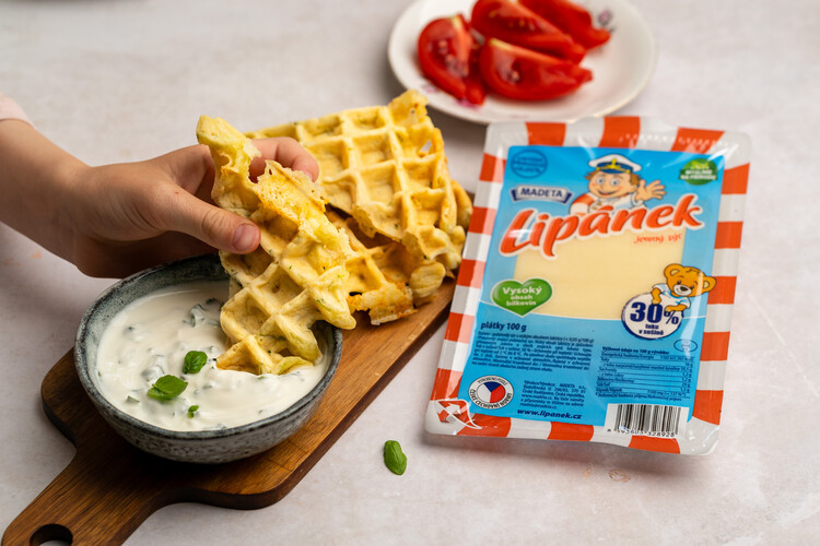 Cuketovo-syrové vafle s bylinkovým dipom