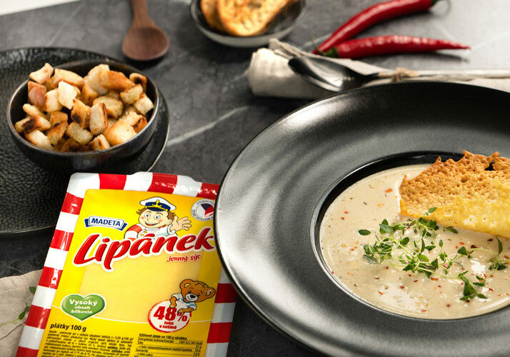 Krémová polévka se sýrem Lipánek a sýrovým chipsem