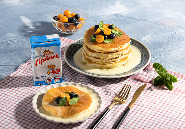 Nadýchané lievance s krémom zo sladkého mliečka Lipánek a ovocím