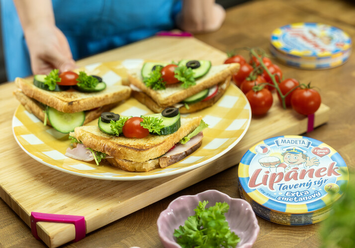 Obložený sendvič s topeným syrom Lipánek