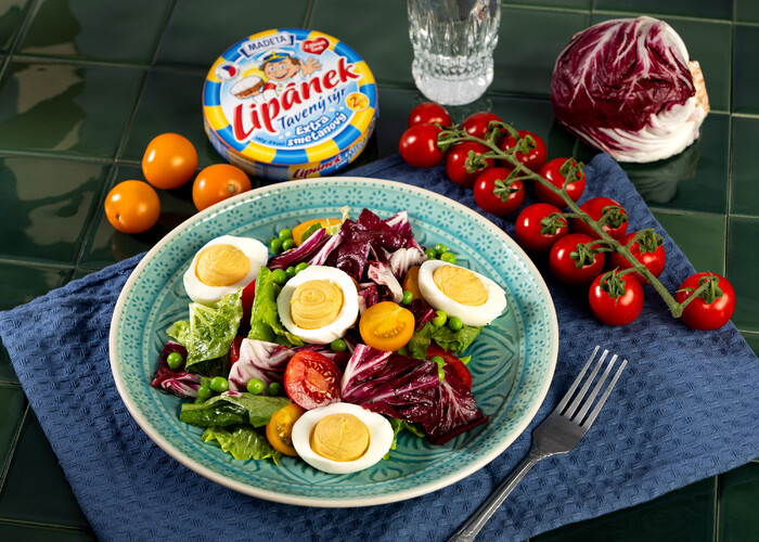 Šalát v vajcom plneným zmesou zo žĺtok, topeného syra Lipánek a horčice
