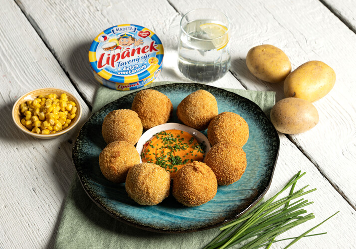 Vyprážané zemiakové guľôčky s topeným syrom Lipánek, kukuricou a krémovým dipom
