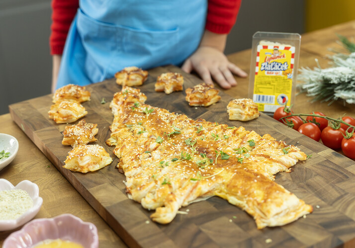 Vianočný stromček z lístkového cesta so syrom Lipánek Zlaťáček