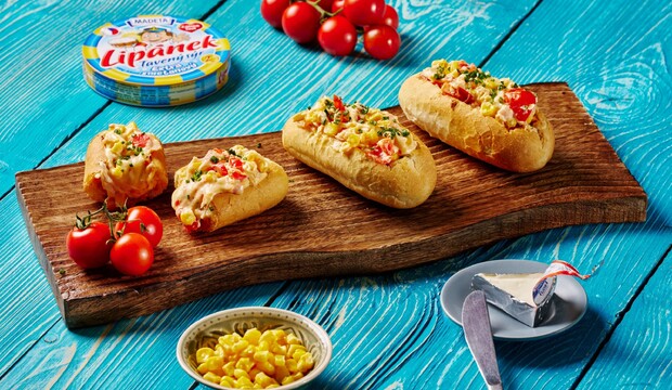 Bagetky plnené topeným syrom Lipánek, šunkou, kukuricou a cherry paradajkami