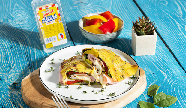 Zemiaková placka so syrom Lipánek Zlaťáček, šunkou a opečenou zeleninou