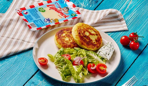 Zemiakové karbonátky plnené syrom Lipánek 30% so šalátom a bylinkovým dipom