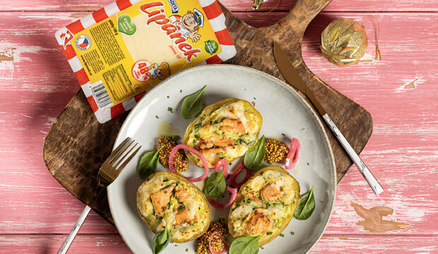 Zemiaky plnené lososom, syrom Lipánek 48 % a špenátom