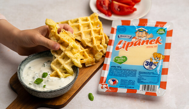 Cuketovo-syrové vafle s bylinkovým dipom