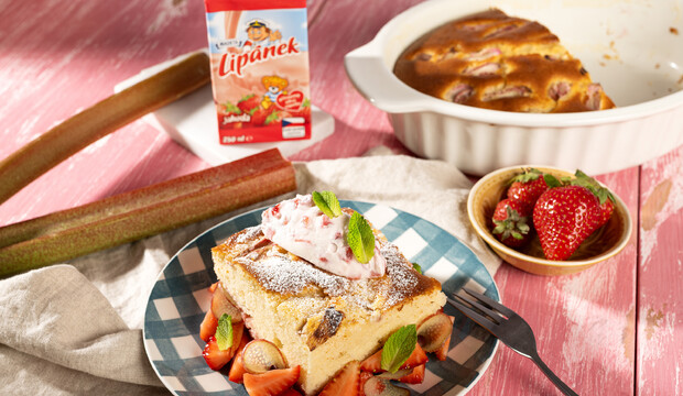 Jahodovo‑rebarborová bublanina s jahodovým mliečkom Lipánek