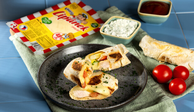 Miniburrito s kuracím mäsom, syrom Lipánek, hranolkami a zeleninou