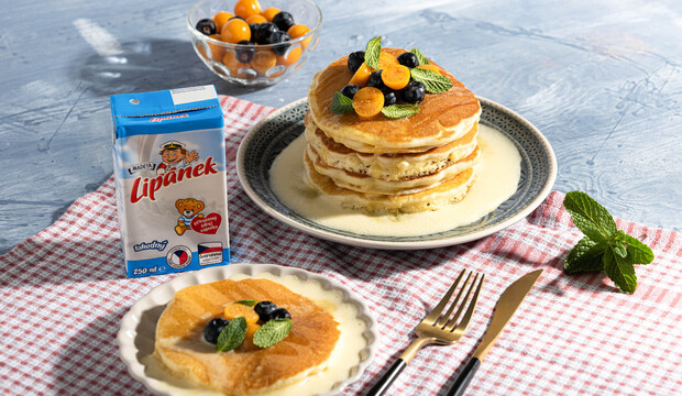 Nadýchané lievance s krémom zo sladkého mliečka Lipánek a ovocím