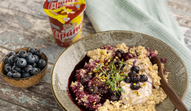 Ovsená kaša s horúcím ovocím a tradičným Lipánkom