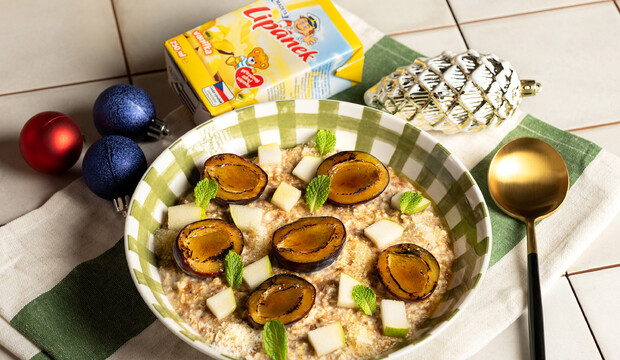 Ovsená kaša zo sladkého mliečka Lipánek so škoricou, pečenými slivkami a hruškou