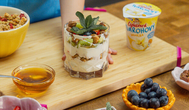 Ovocné parfait s tvarohovým Lipánkem, müsli a ovocím