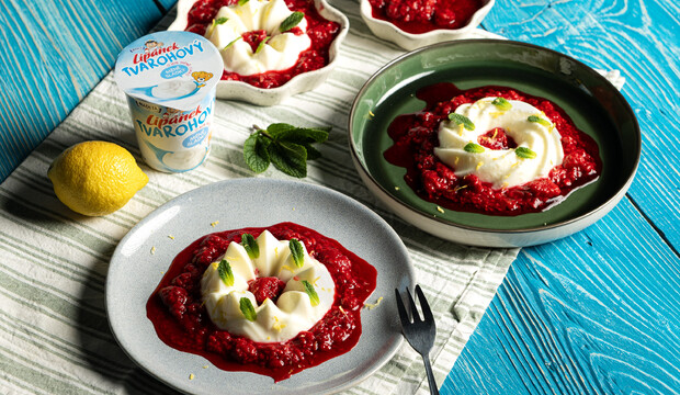 Panna cotta s tvarohovým Lipánkem a jahodami