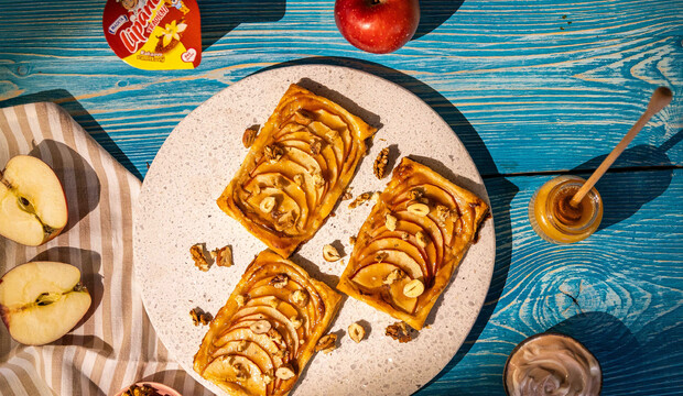 Pečené jablká na lístkovom ceste s tradičným Lipánkem, Juhočeským tvarohom, orechami a slaným karamelom