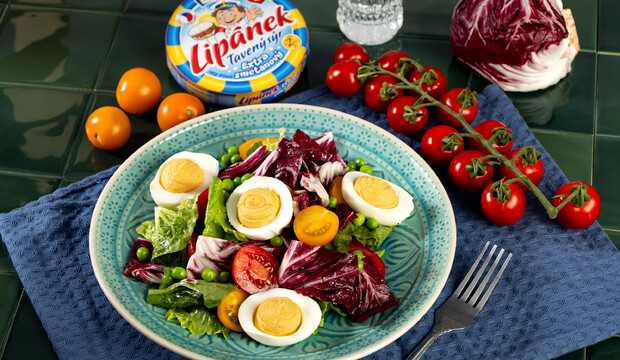 Šalát v vajcom plneným zmesou zo žĺtok, topeného syra Lipánek a horčice