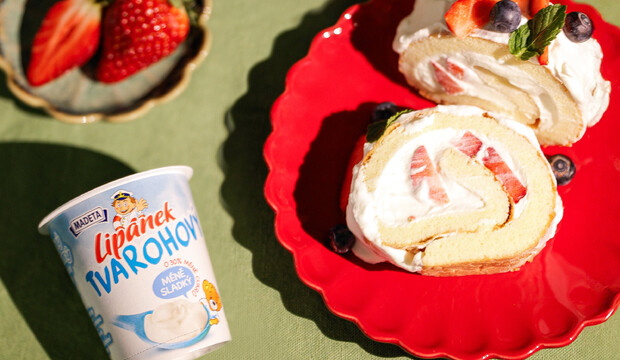 Sladká roláda s krémom z tvarohového Lipánka a ovocím