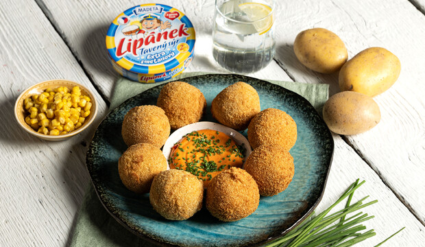 Vyprážané zemiakové guľôčky s topeným syrom Lipánek, kukuricou a krémovým dipom