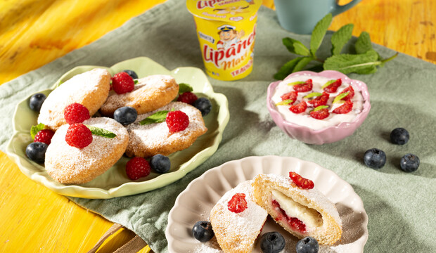 Taštičky z toastového chleba plnené tradičným Lipánkom s ovocím a ovocným dipom