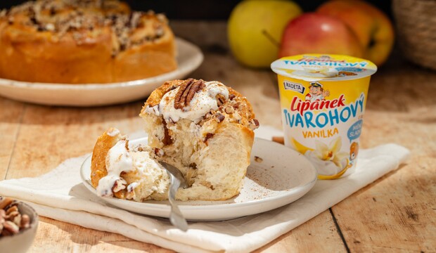 Tvarohové slimáky s jablkovou náplňou