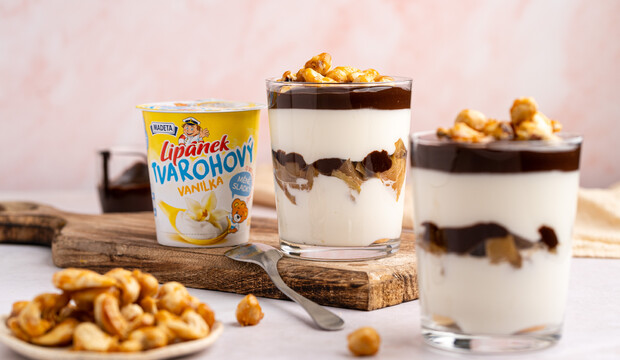 Vanilkový krém s čokoládovou polevou a karamelizovanými orechmi