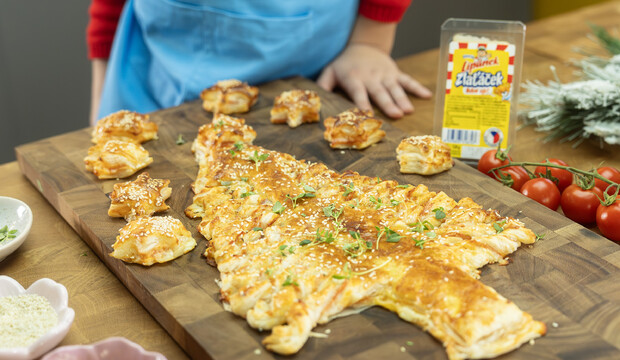 Vianočný stromček z lístkového cesta so syrom Lipánek Zlaťáček